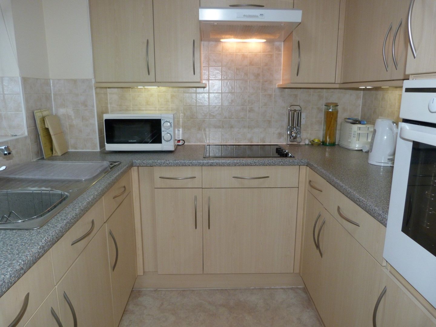 2 bedroom flat flat/apartment For Sale in Margate - Photograph 4
