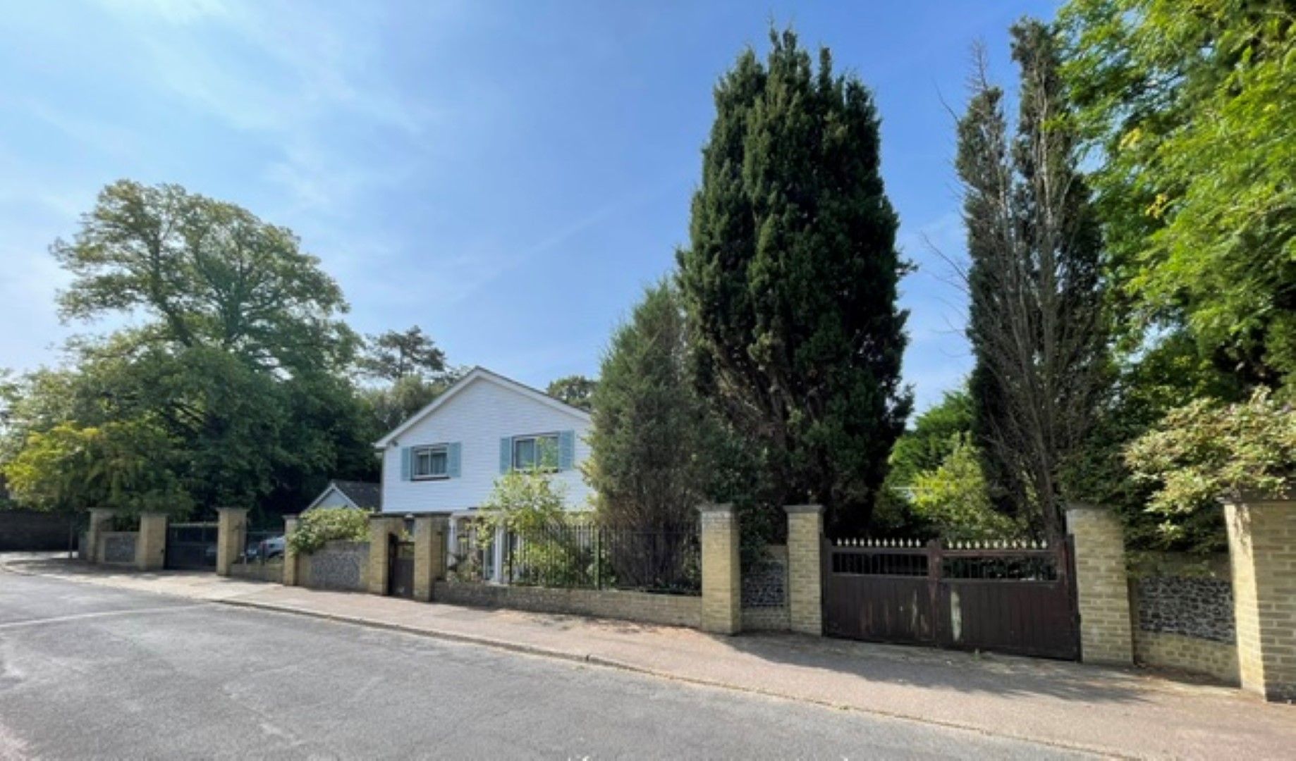 4 bedroom detached house For Sale in Broadstairs - Photograph 2