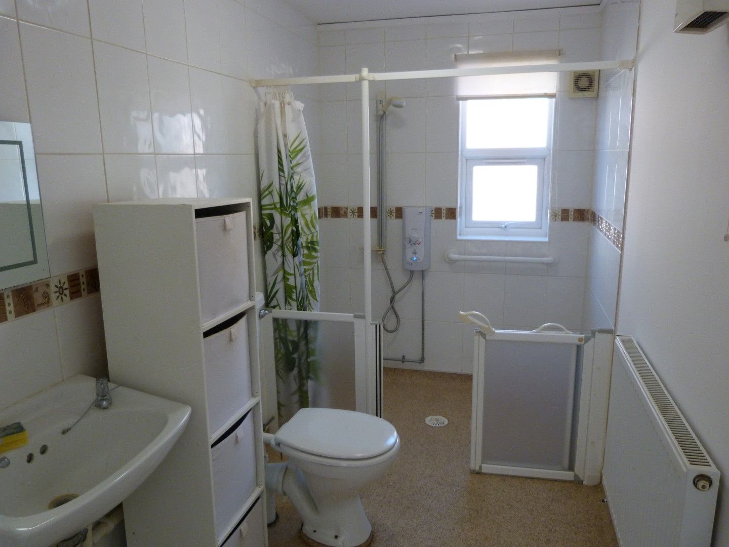 2 bedroom detached bungalow For Sale in Ramsgate - Photograph 6