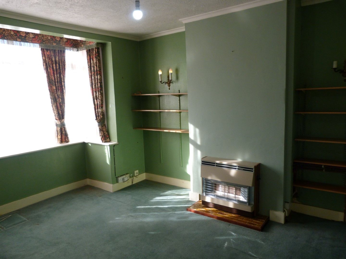 3 bedroom semi-detached house For Sale in Margate - Photograph 2