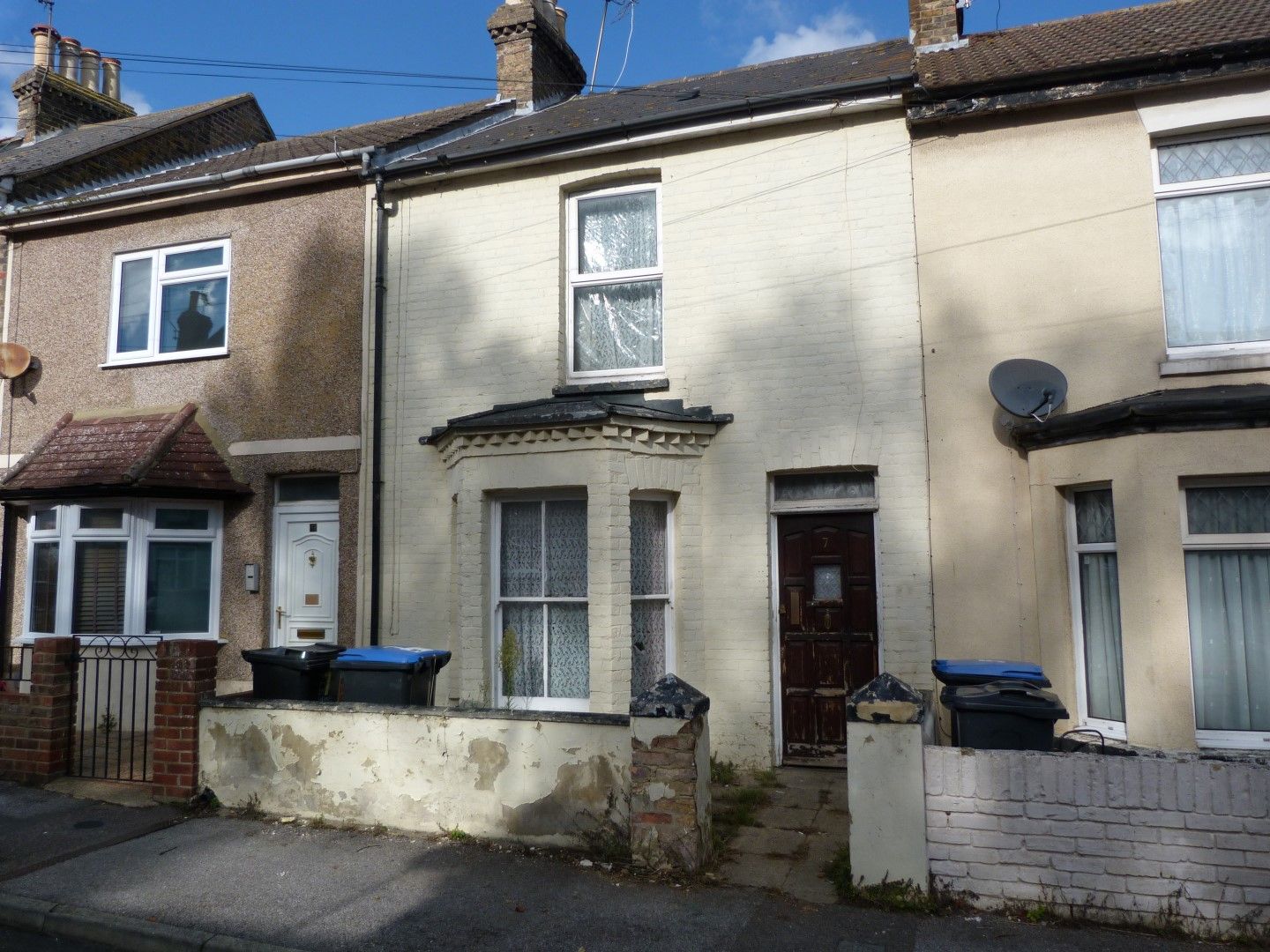2 bedroom mid terraced house For Sale in Ramsgate - Photograph 1