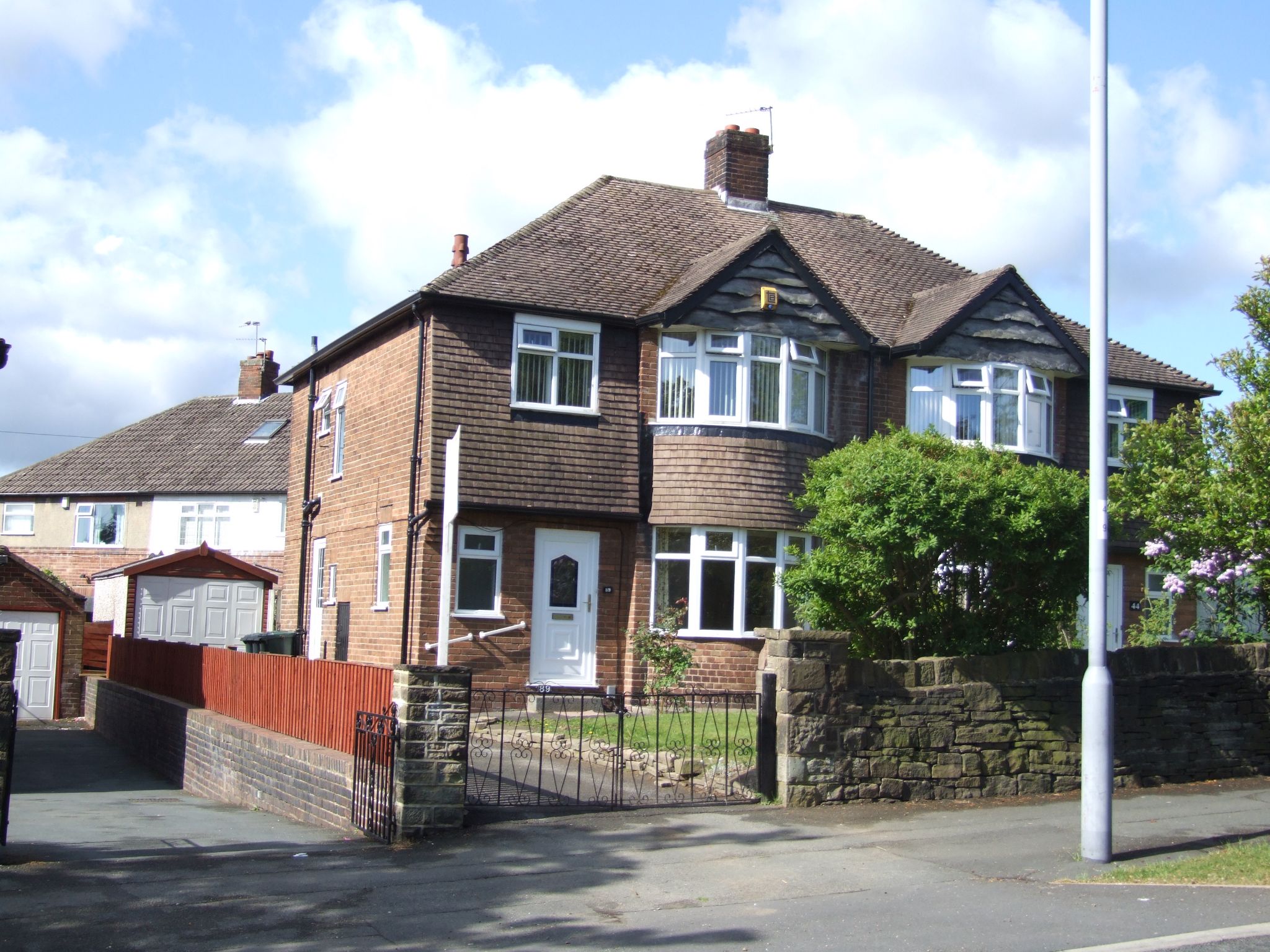 3 bedroom semi-detached house Let in Bradford - Photograph 1.