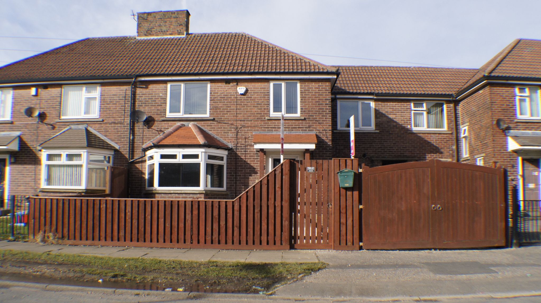 4 bedroom town house Let in Bradford - Photograph 1.