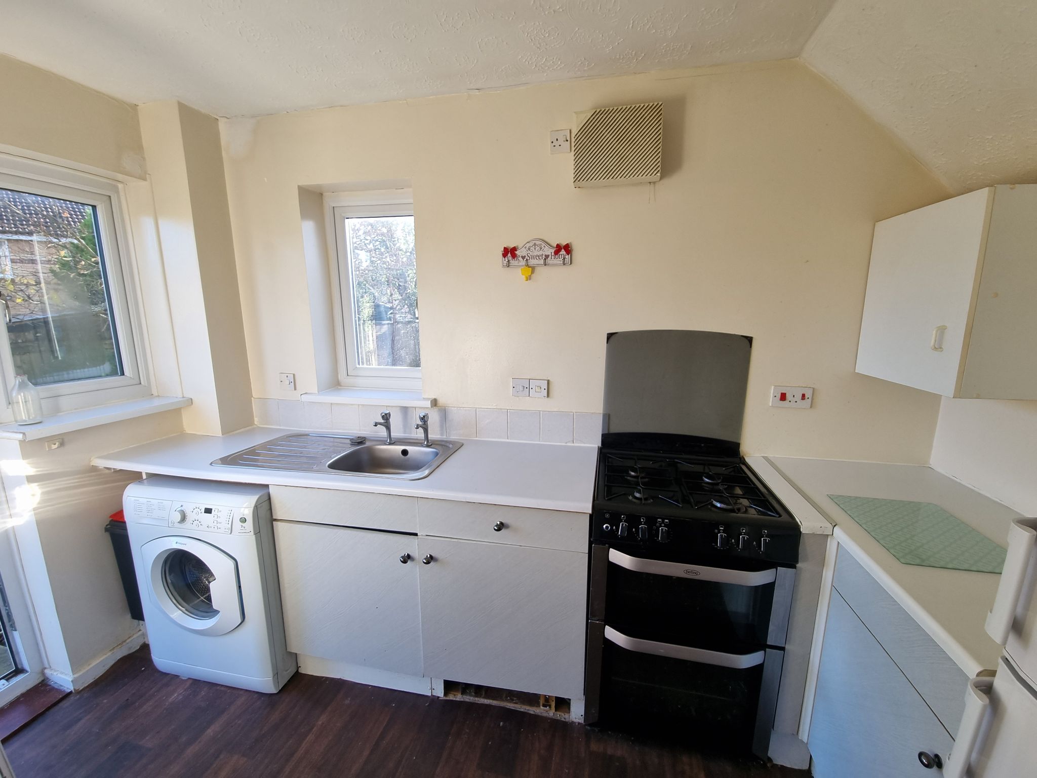 3 bedroom semi-detached house To Let in Bradford - Property photograph.