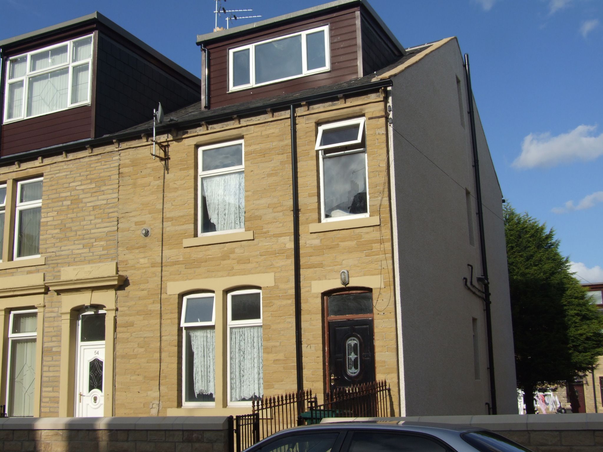 3 bedroom end terraced house Let in Bradford - Photograph 1.