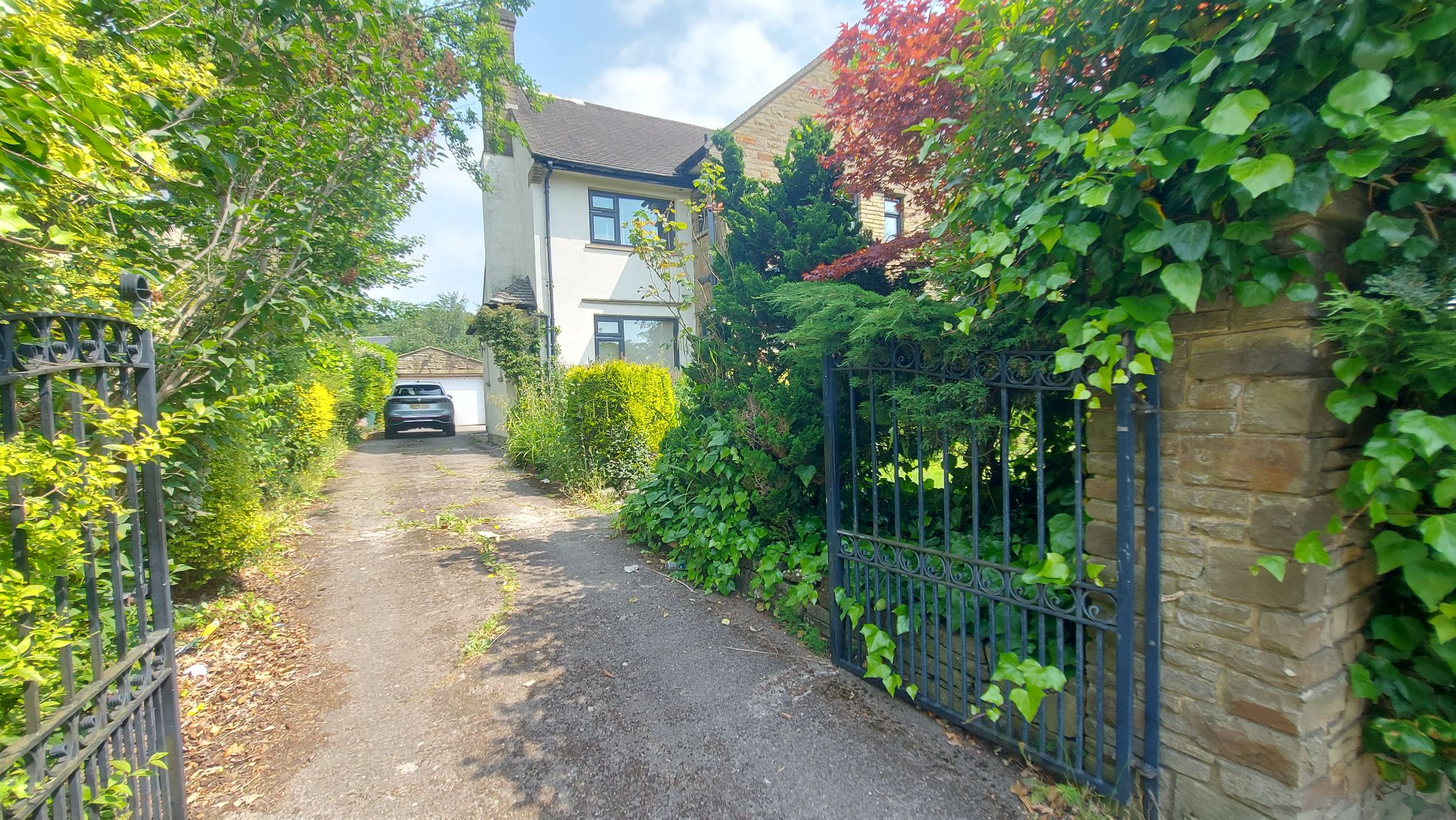 4 bedroom detached house To Let in Bradford - Property photograph.