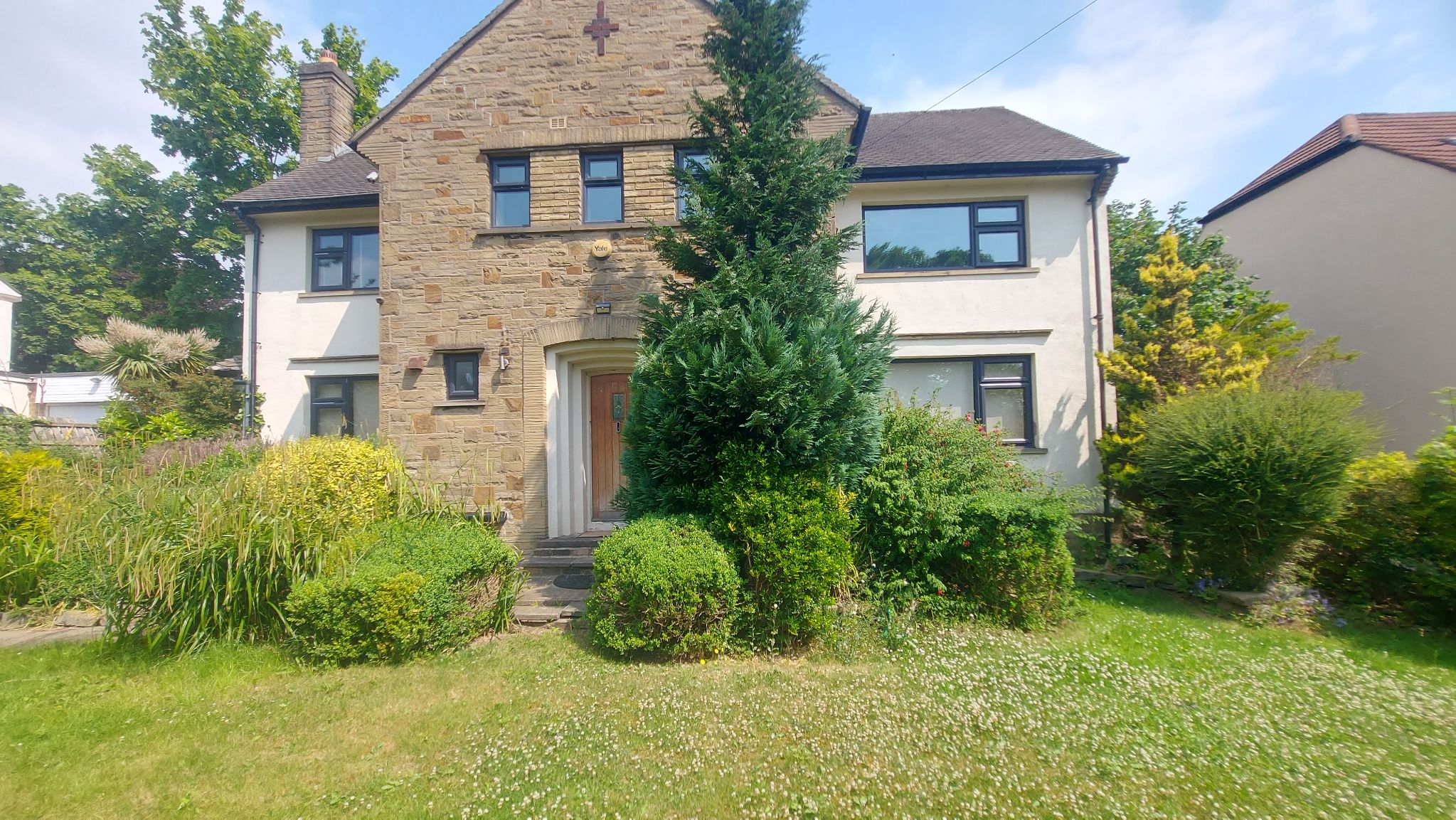4 bedroom detached house To Let in Bradford - Property photograph.