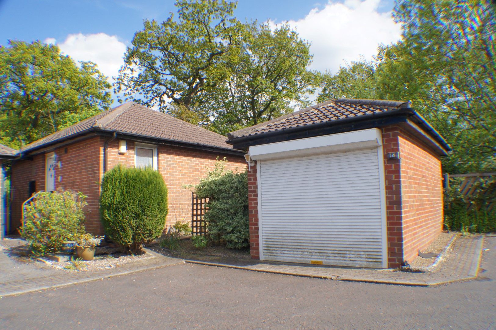 1 bedroom detached bungalow Let in Bradford - Photograph 1.