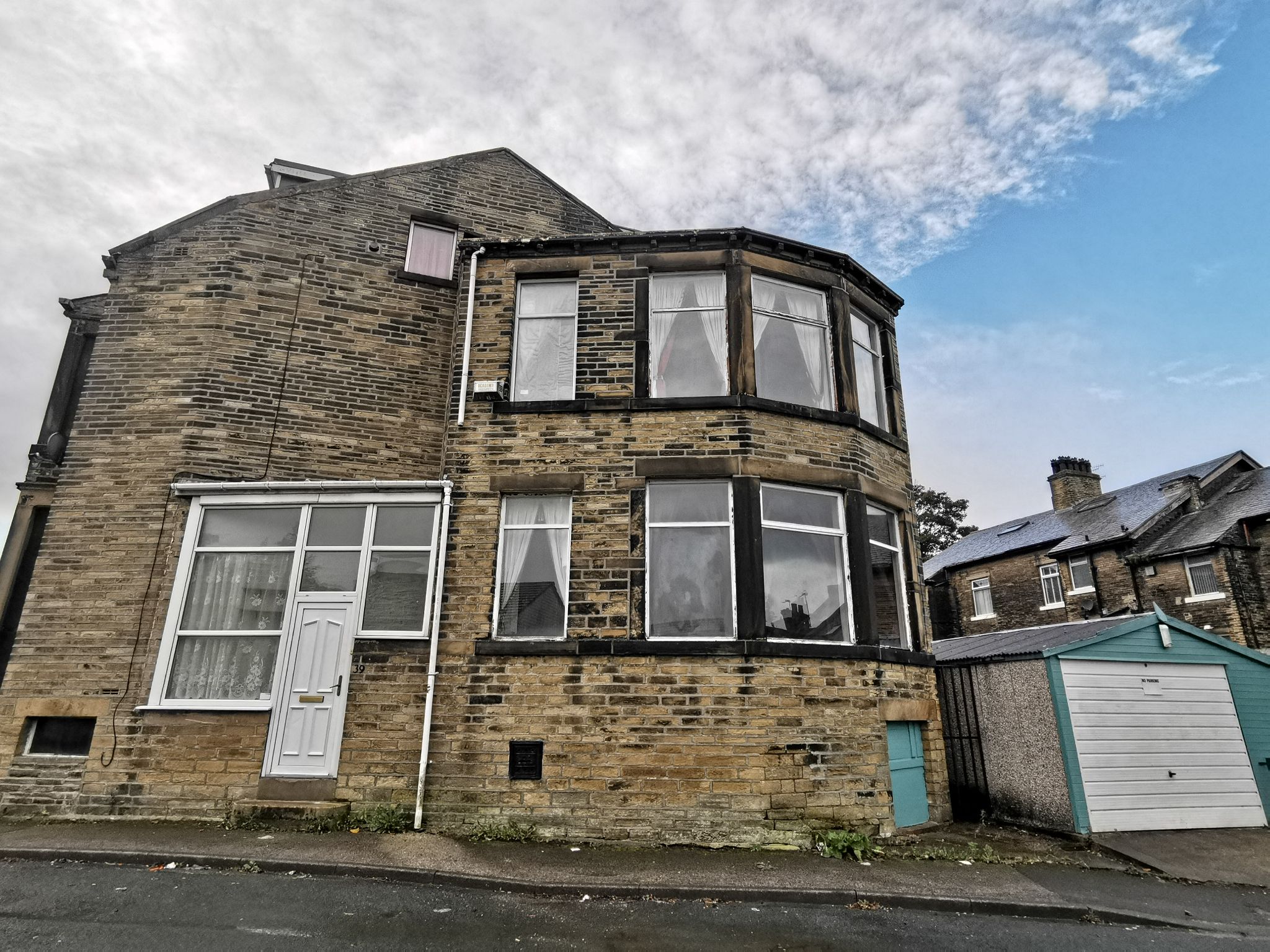 4 bedroom end terraced house Let in Bradford - Photograph 1.