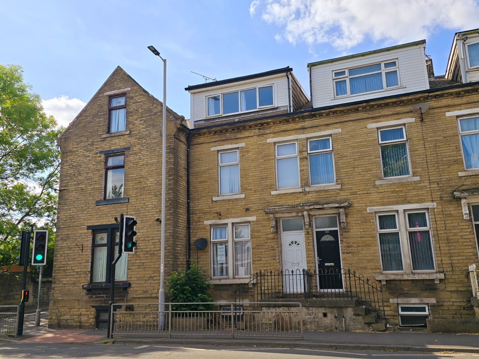 4 bedroom mid terraced house For Sale in Bradford - Property photograph.