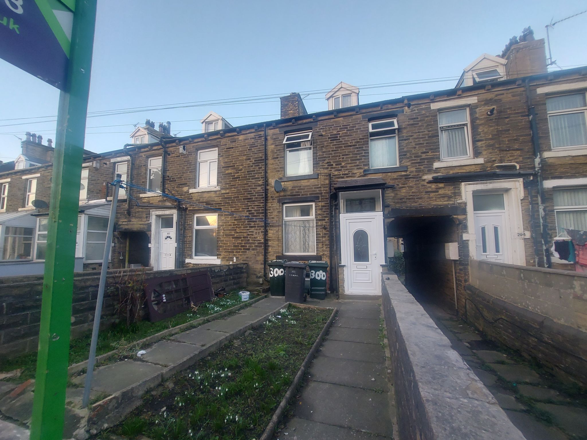 2 bedroom mid terraced house To Let in Bradford - Property photograph.