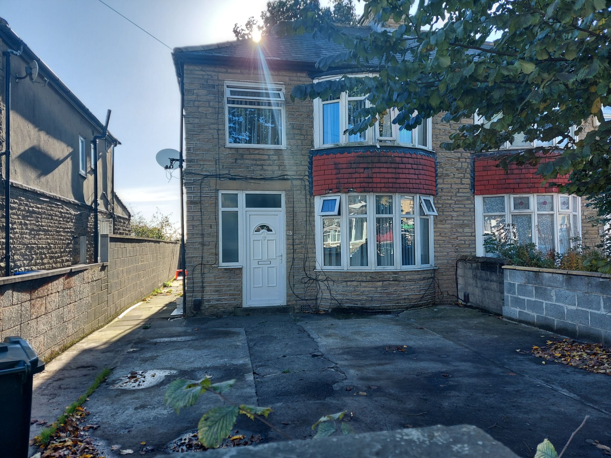 3 bedroom semi-detached house Let in Bradford - Photograph 1.