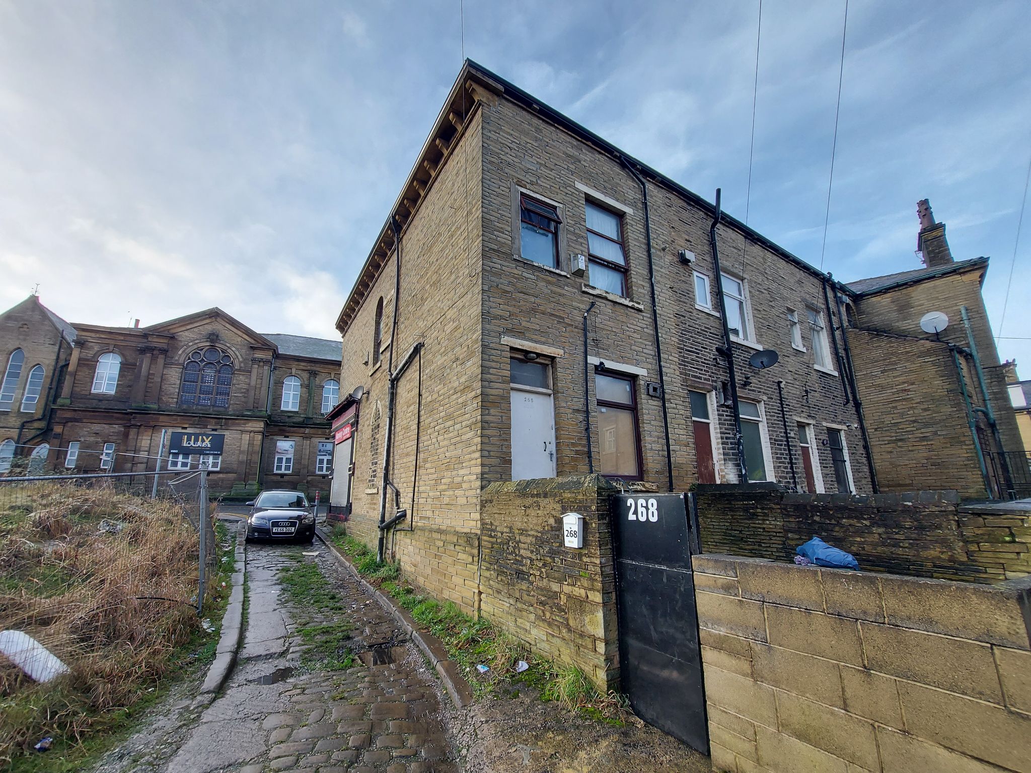 2 bedroom flat flat/apartment To Let in Bradford - Photograph 1.