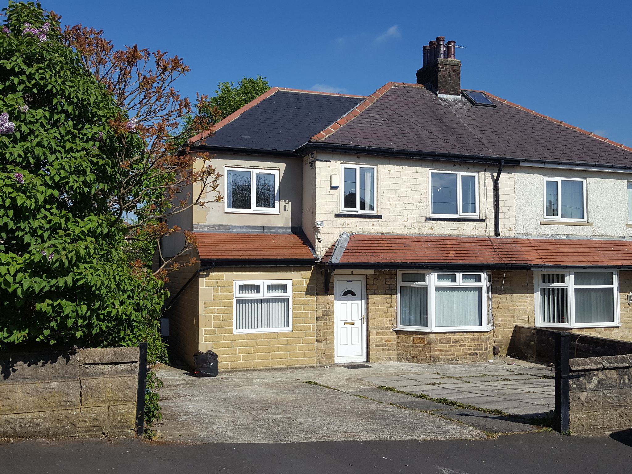 5 bedroom semi-detached house Let in Bradford - Photograph 1.