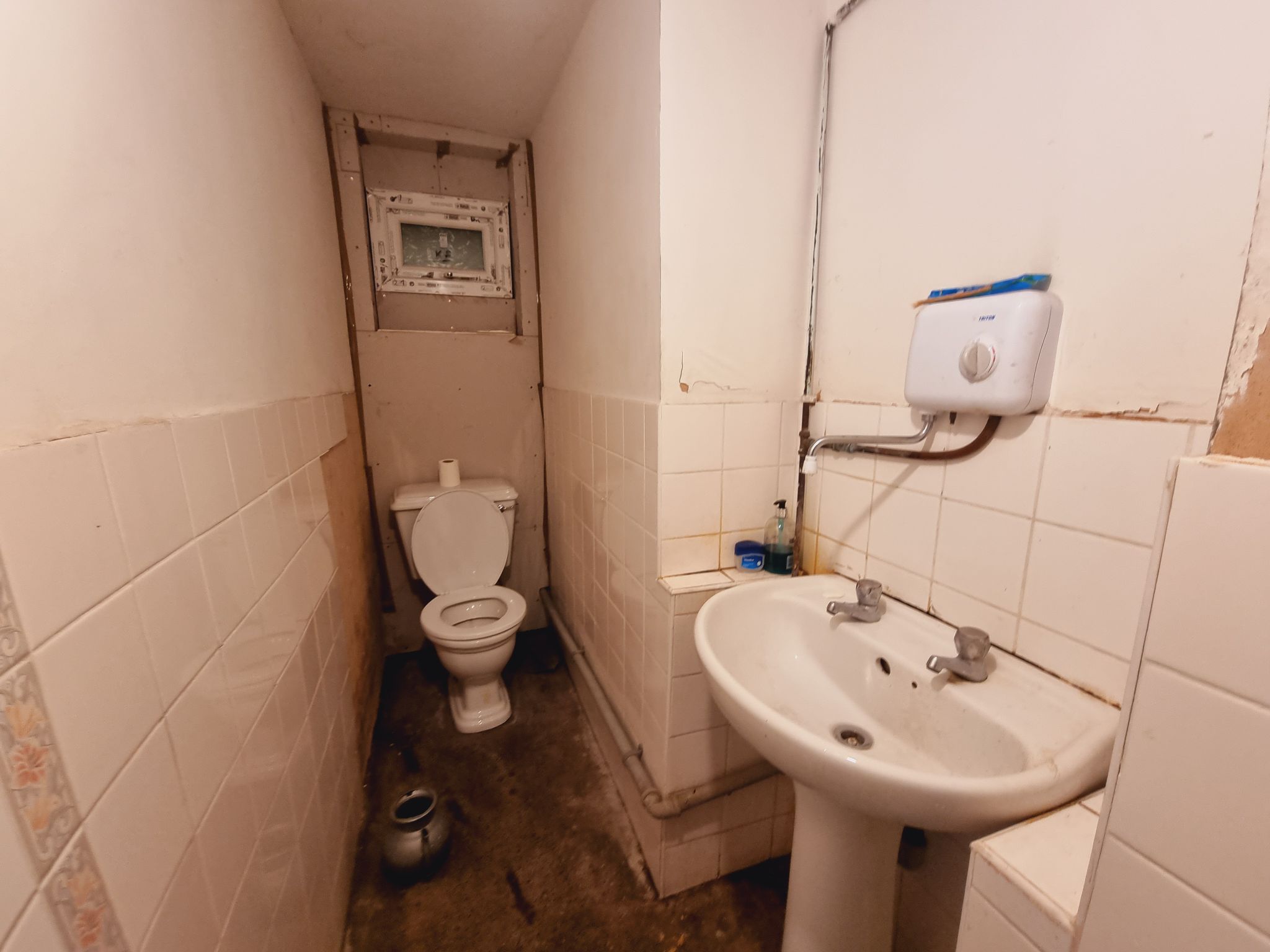  - 65 West Gate Retail shop WC