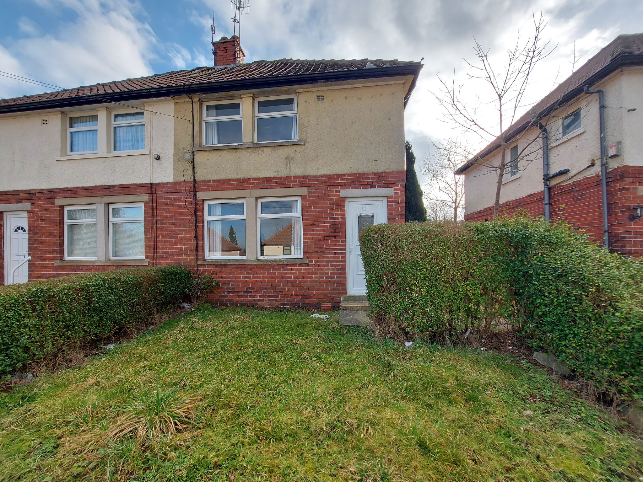 3 bedroom semi-detached house Let in Bradford - Photograph 1.
