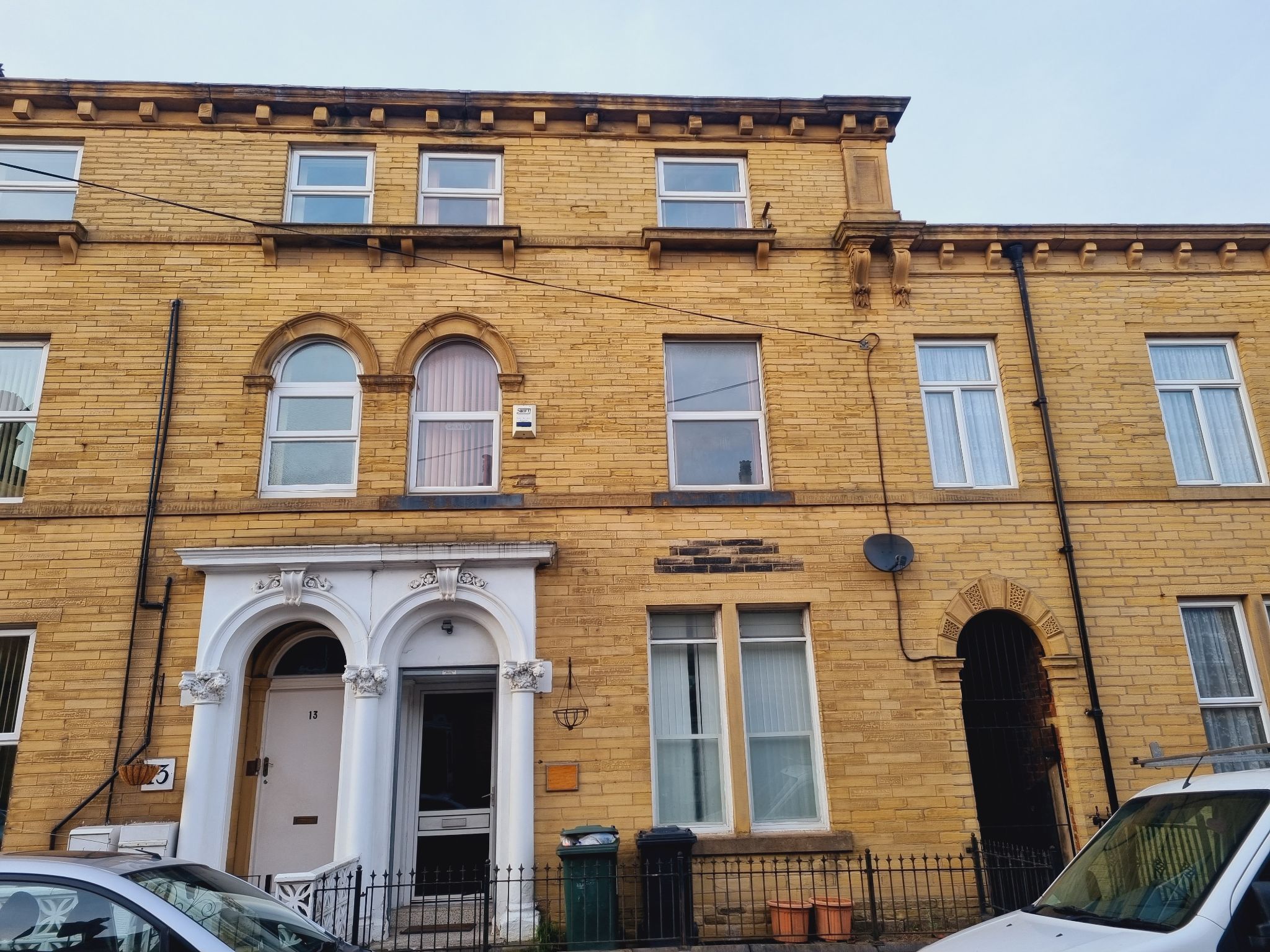 6 bedroom mid terraced house Let in Bradford - Front of House.