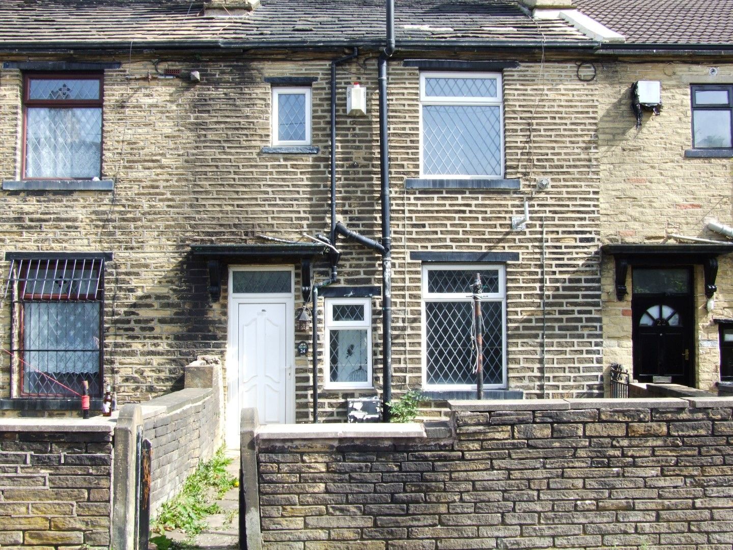 1 bedroom mid terraced house Let in Bradford - Photograph 1.