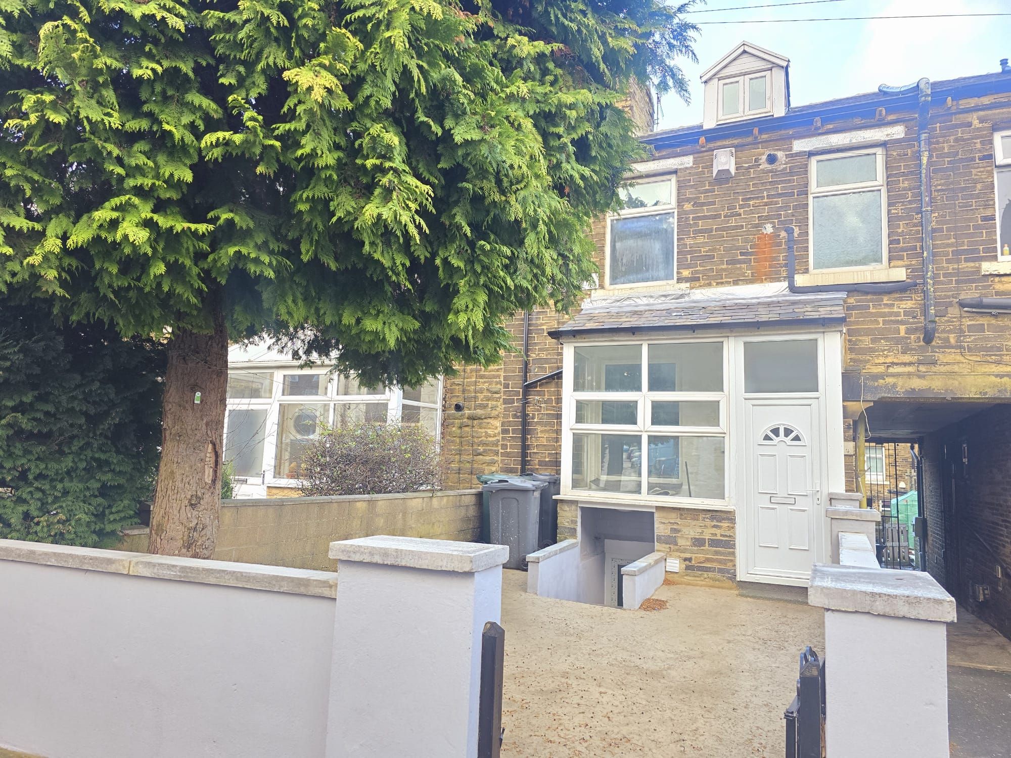 2 bedroom mid terraced house Let in Bradford - Photograph 1.