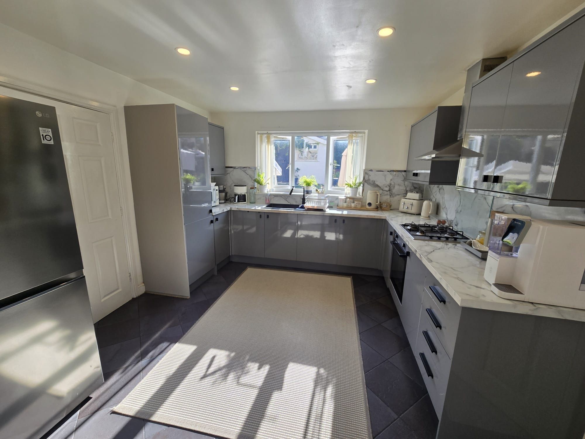 6 bedroom semi-detached house For Sale in Bradford - Property photograph.