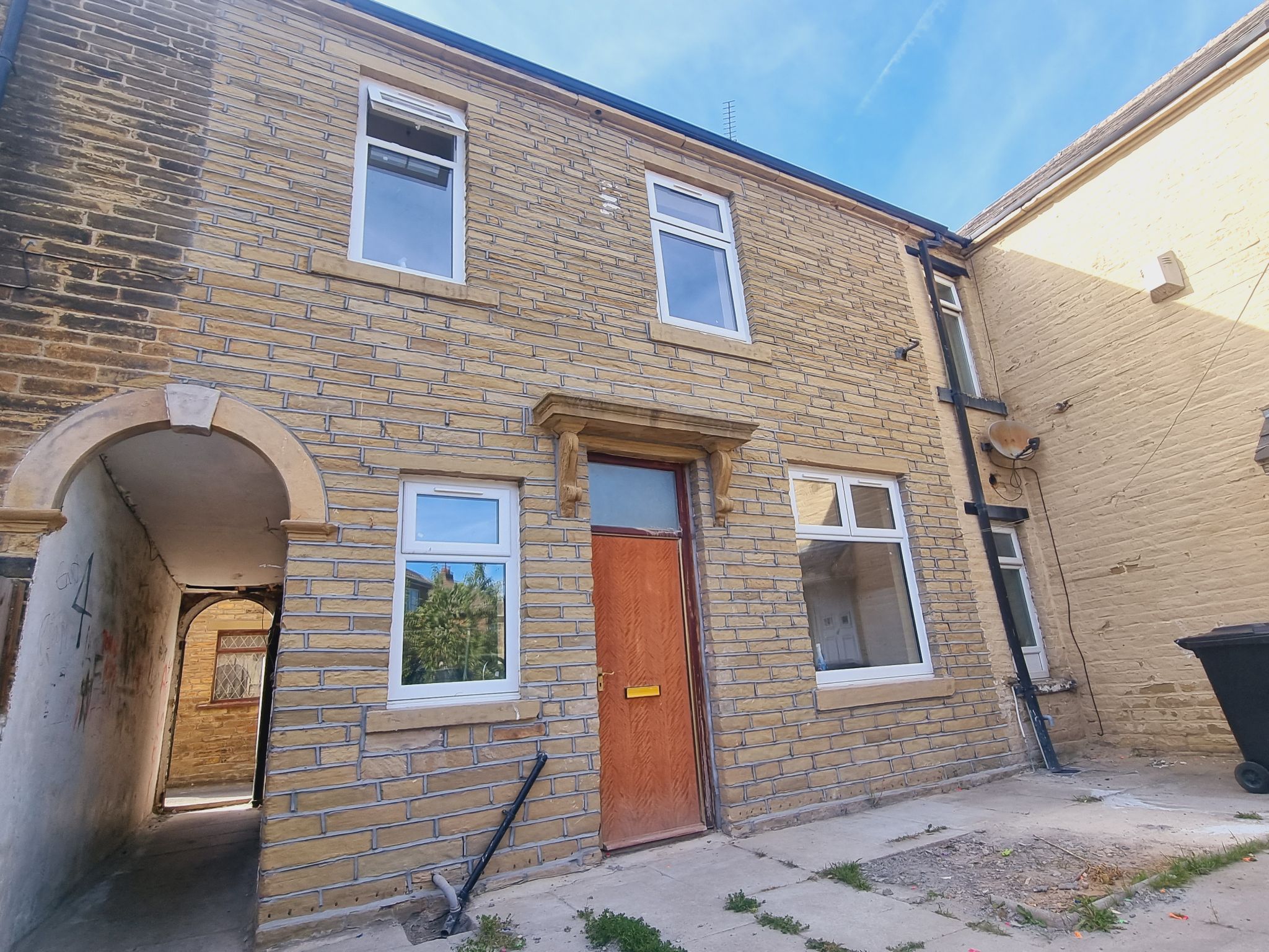 2 bedroom mid terraced house Let in Bradford - Photograph 1.