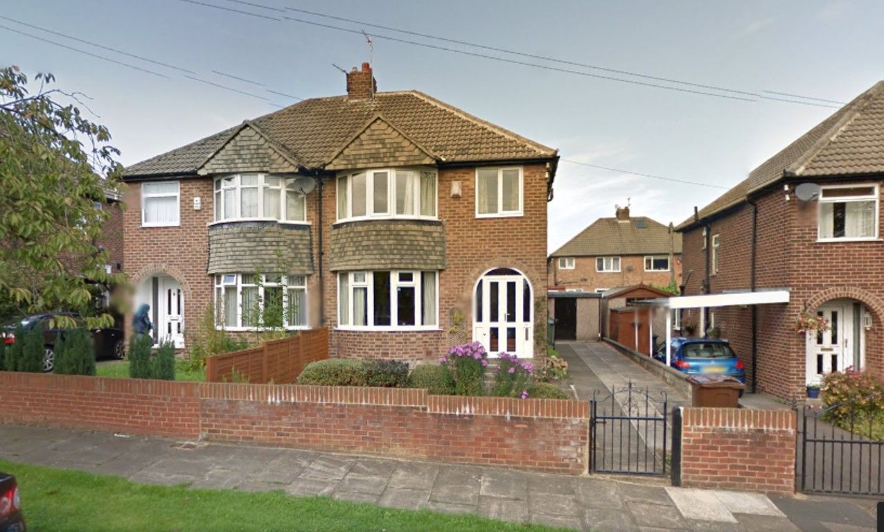 3 bedroom semi-detached house Let in Bradford - Photograph 1.