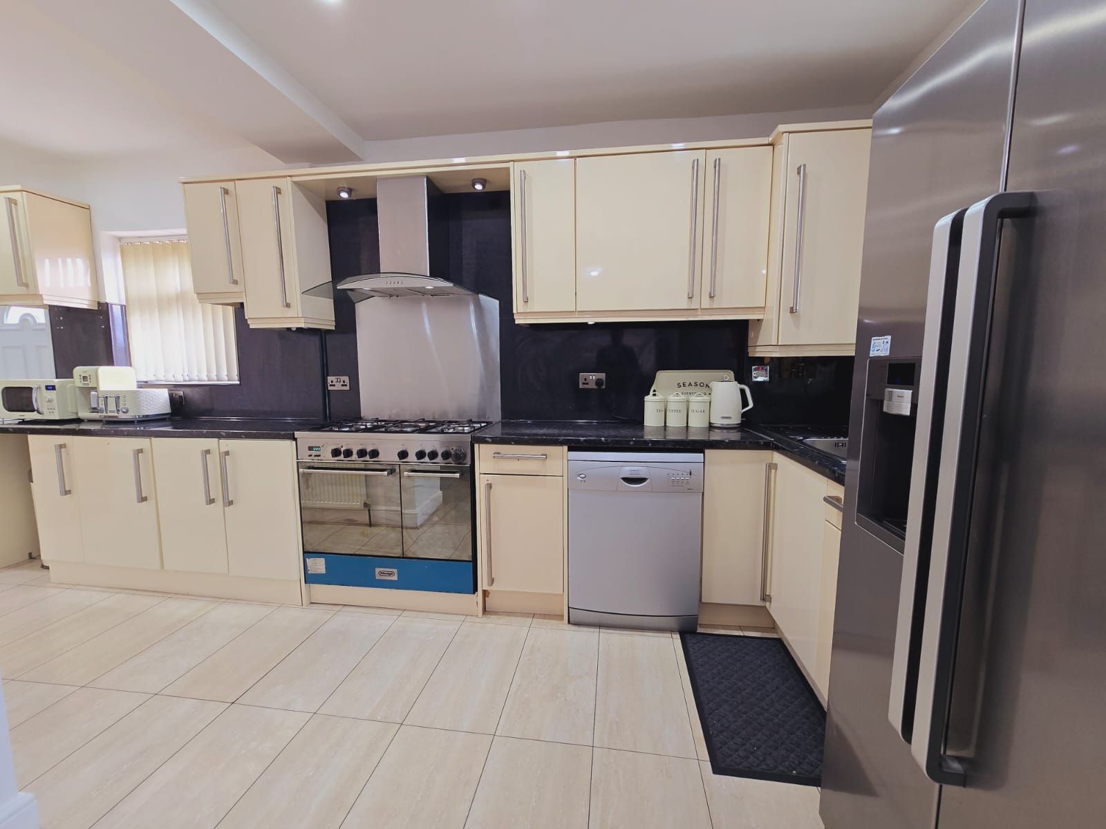 6 bedroom semi-detached house SSTC in Bradford - Property photograph.