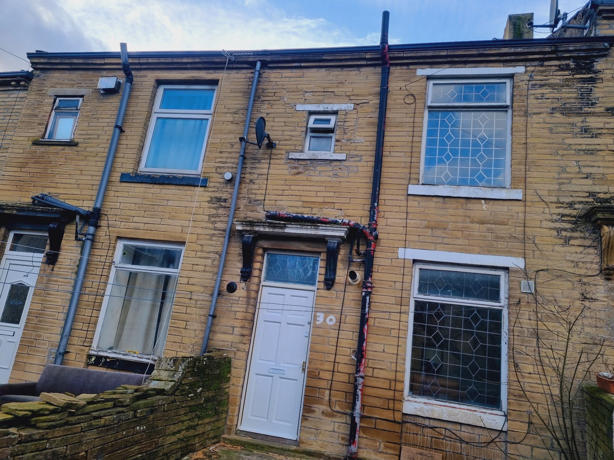 1 bedroom mid terraced house To Let in Bradford - Property photograph.