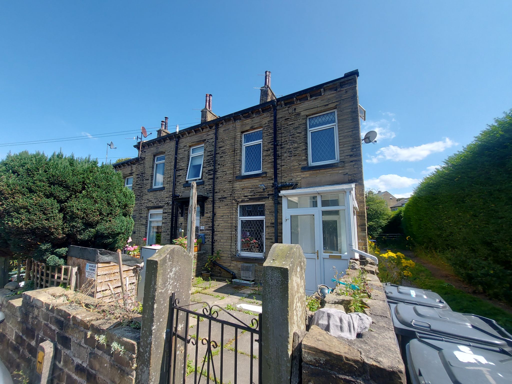 2 bedroom end terraced house Let in Bradford - Photograph 2.
