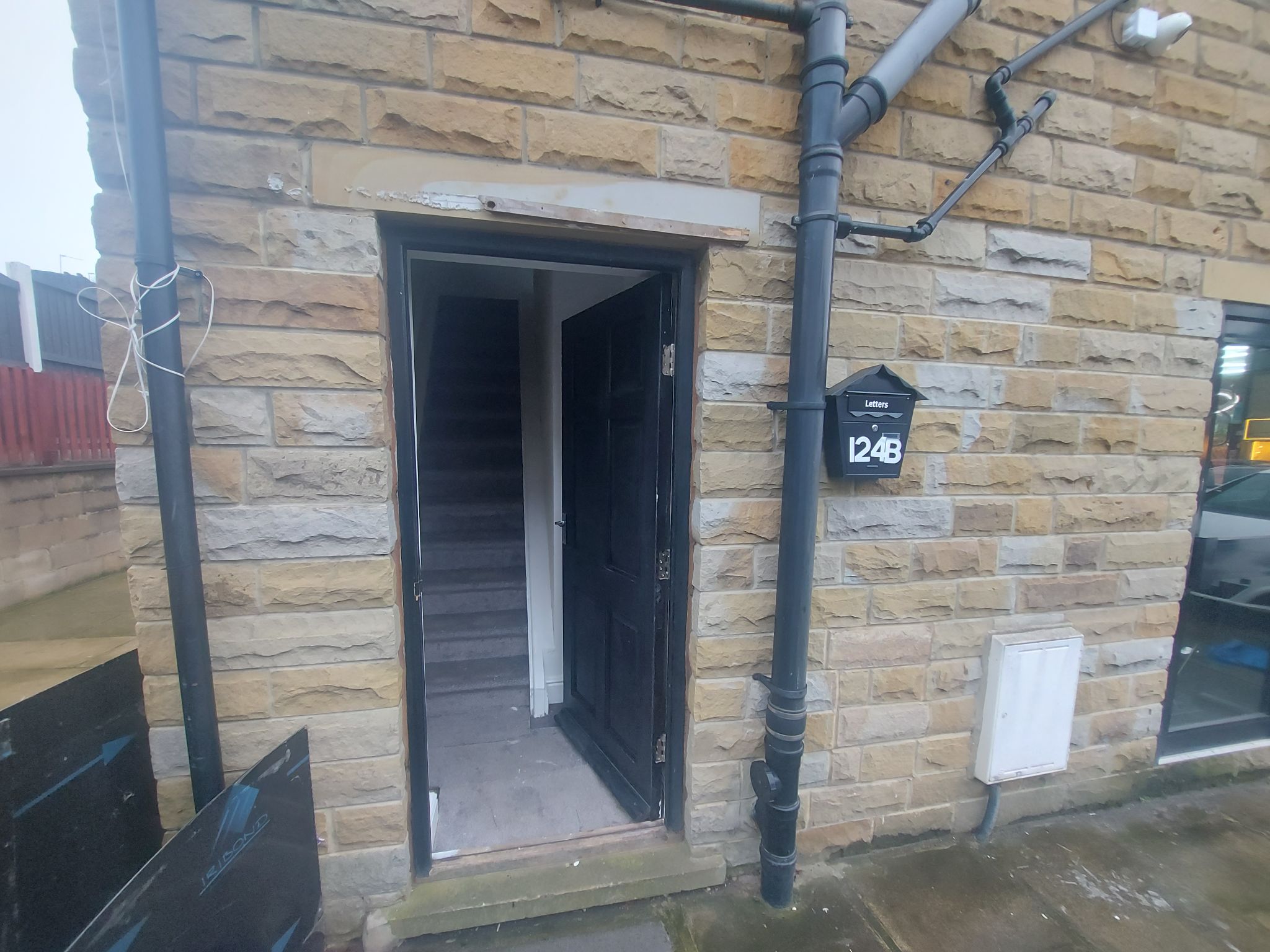 2 bedroom flat flat/apartment Let Agreed in Bradford - Photograph 1.