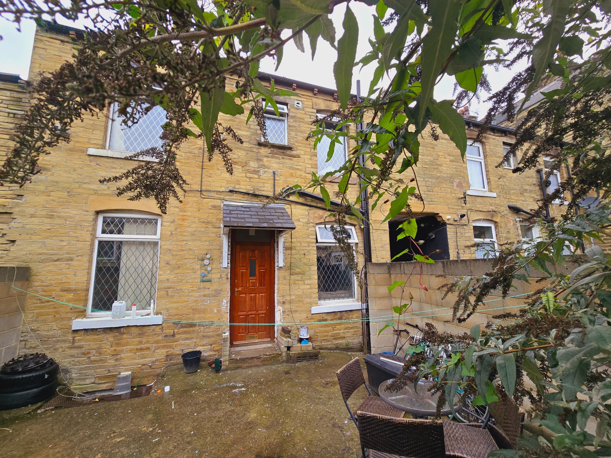 3 bedroom mid terraced house Let in Bradford - Photograph 1.