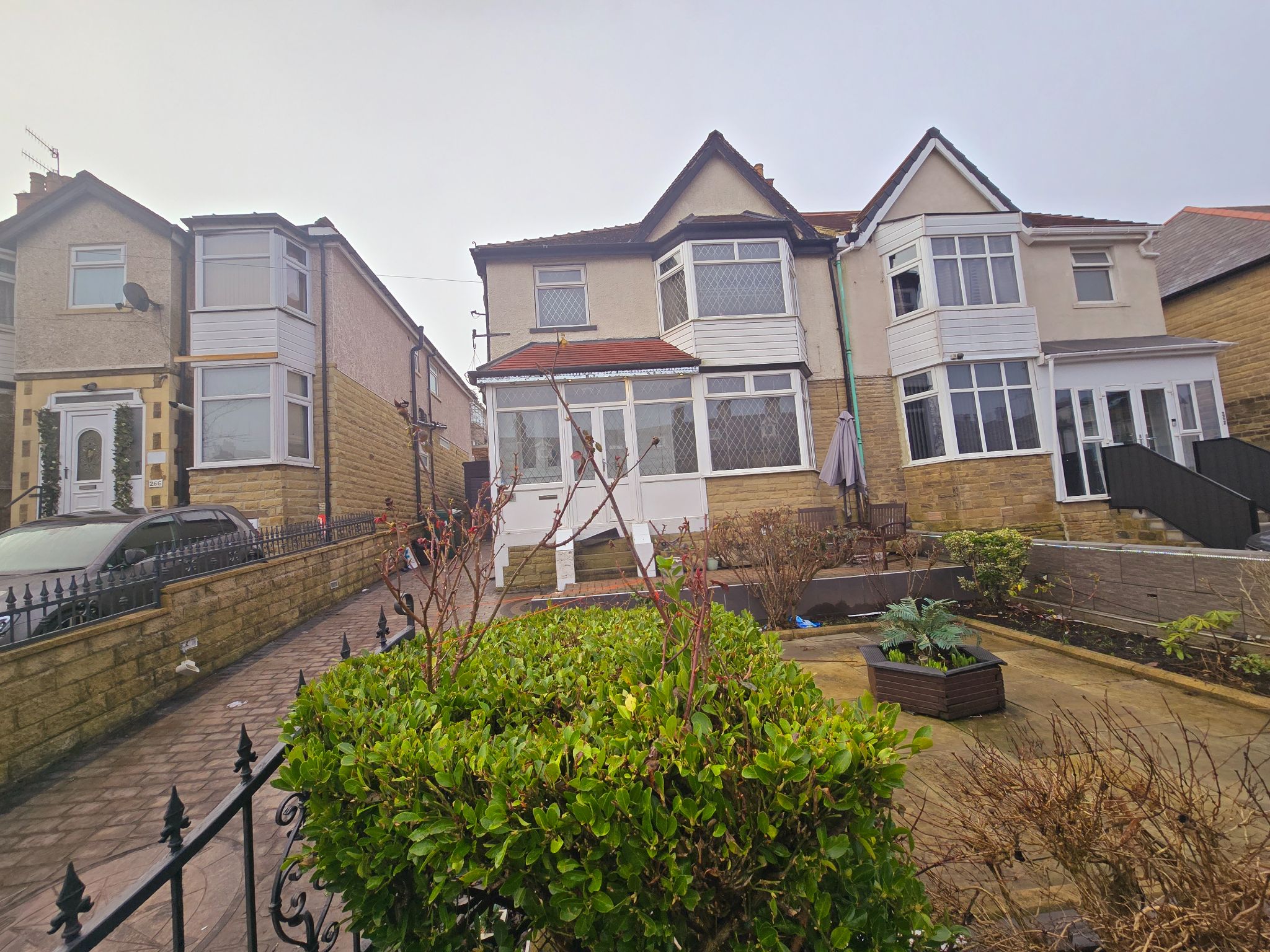 4 bedroom semi-detached house Let in Shipley - Photograph 2.