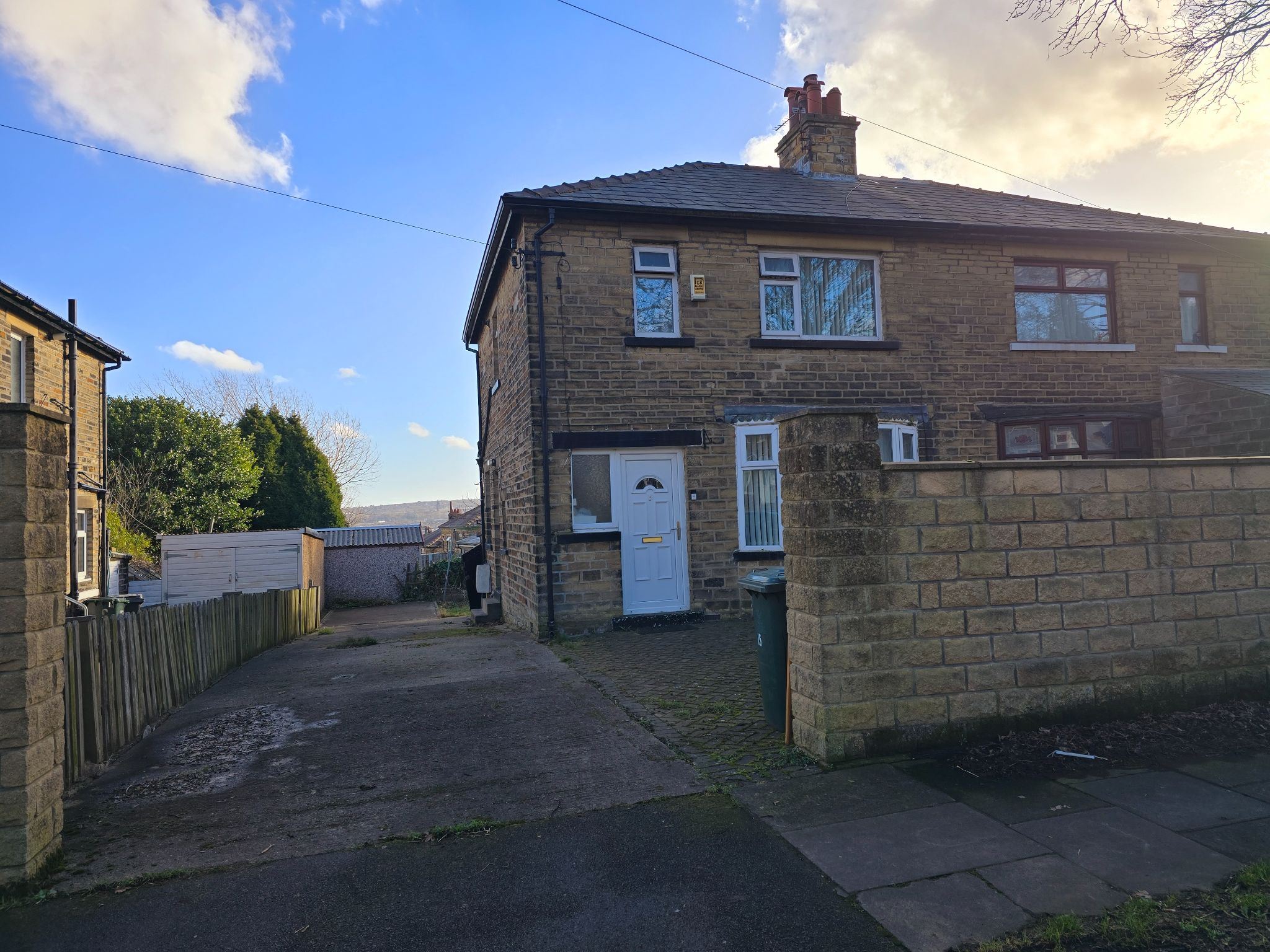 3 bedroom semi-detached house Let in Bradford - Photograph 1.