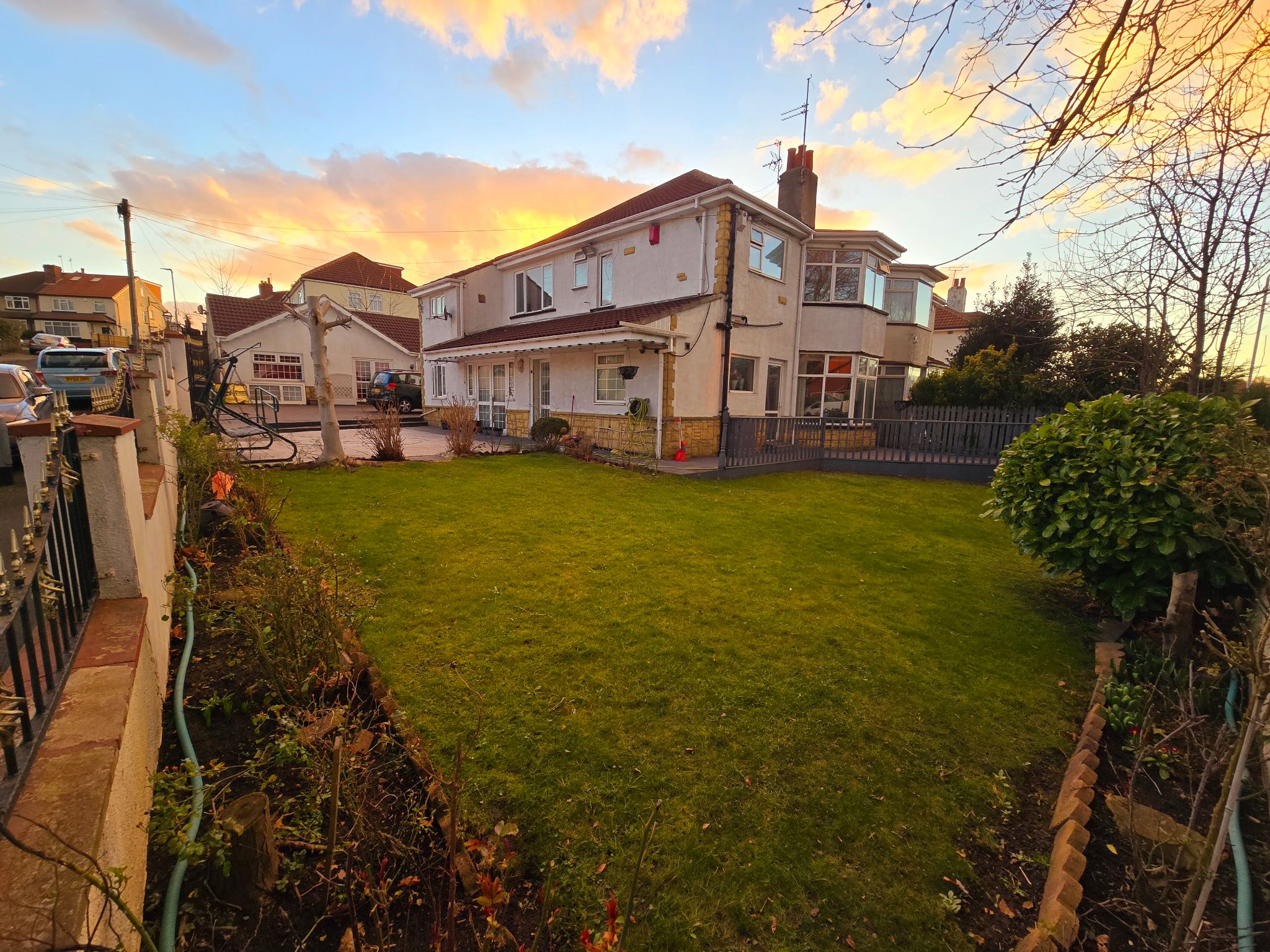 4 bedroom semi-detached house For Sale in Leeds - Property photograph.