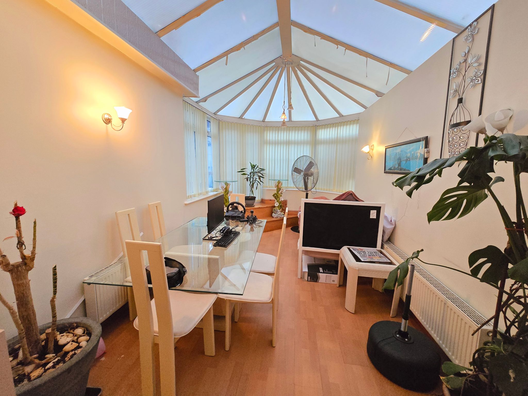 4 bedroom semi-detached house For Sale in Leeds - Property photograph.