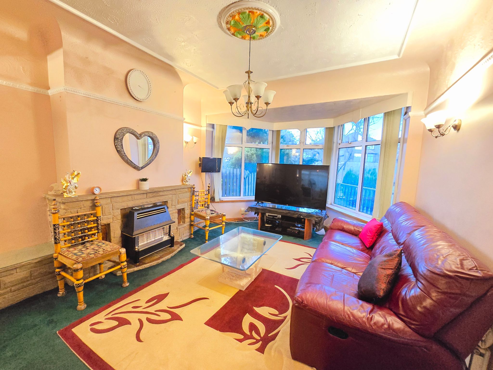 4 bedroom semi-detached house For Sale in Leeds - Property photograph.