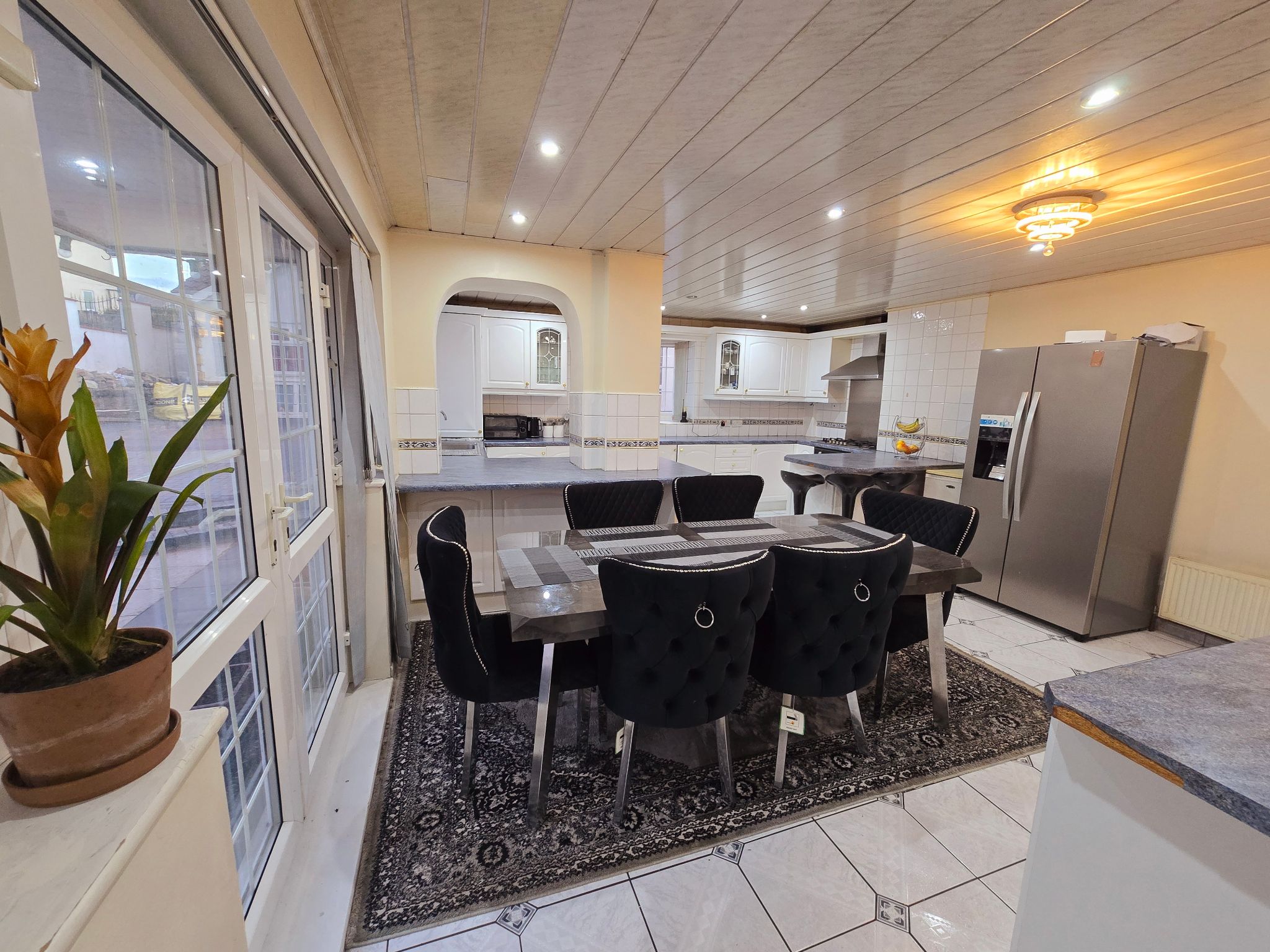 4 bedroom semi-detached house For Sale in Leeds - Property photograph.