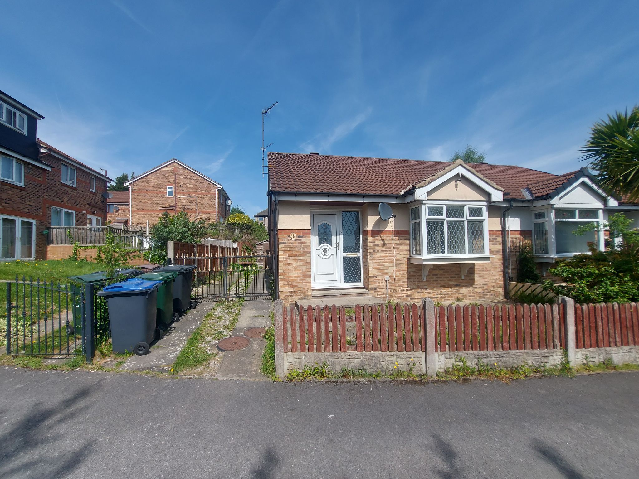 2 bedroom semi-detached bungalow Let in Bradford - Photograph 11.