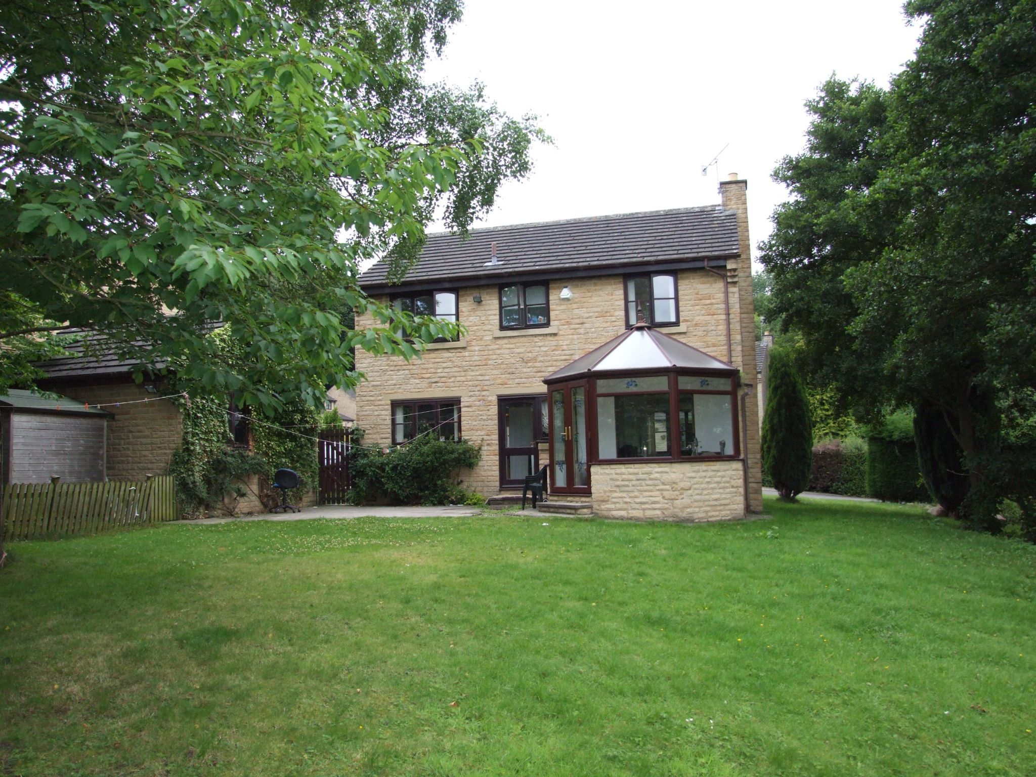 4 bedroom detached house For Sale in Shipley - Property photograph.