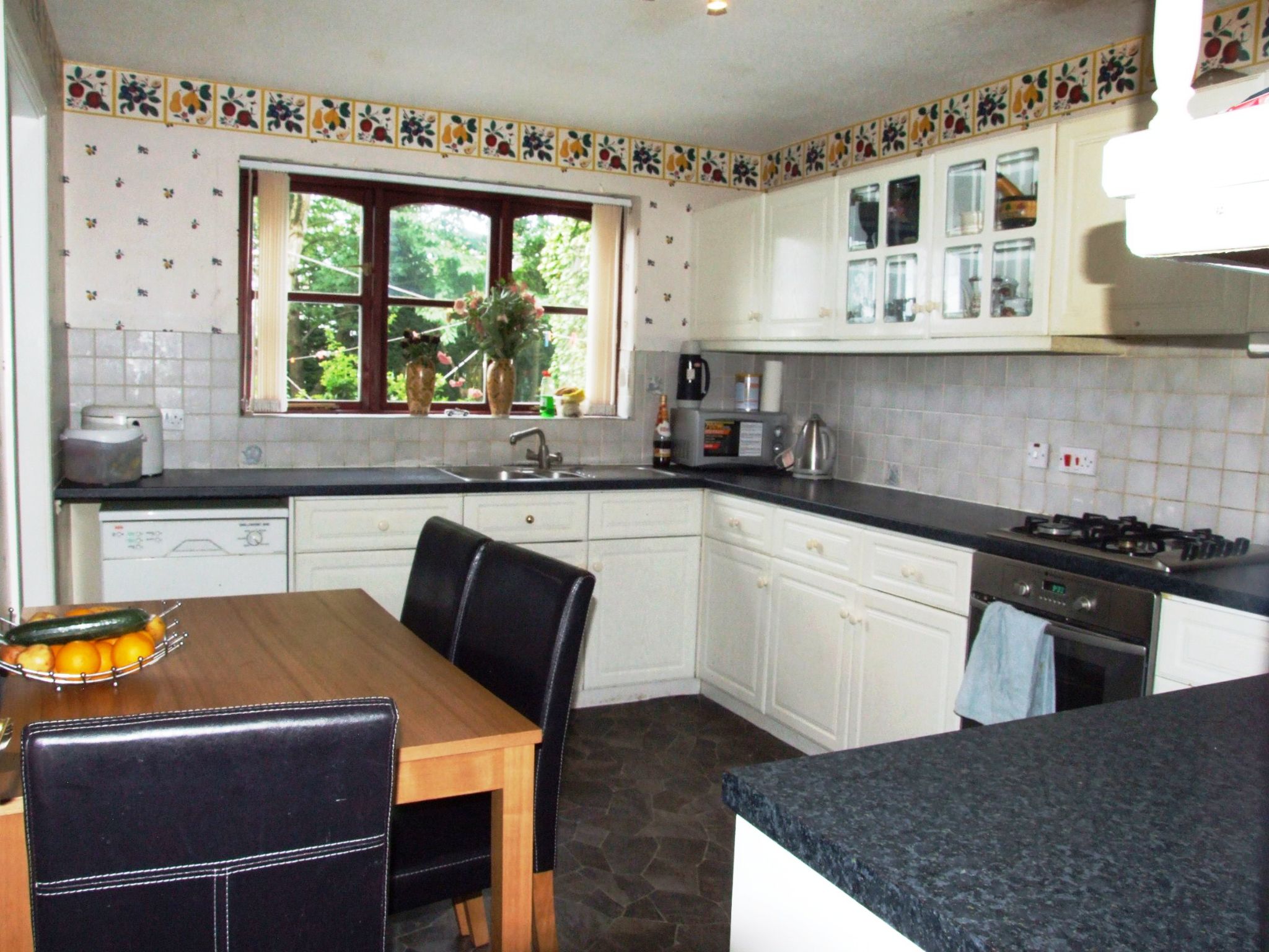 4 bedroom detached house For Sale in Shipley - Property photograph.