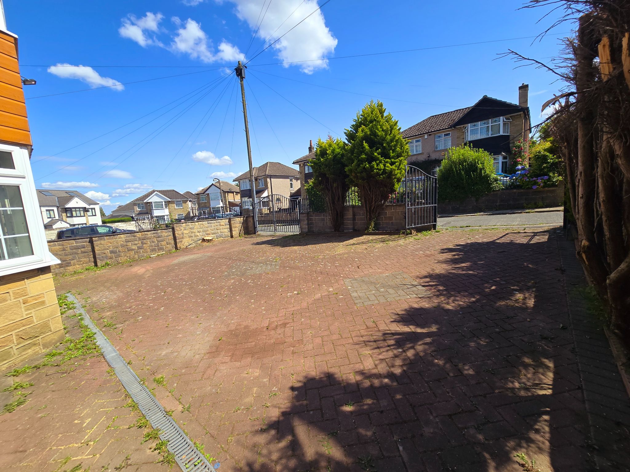 5 bedroom detached house To Let in Bradford - Property photograph.