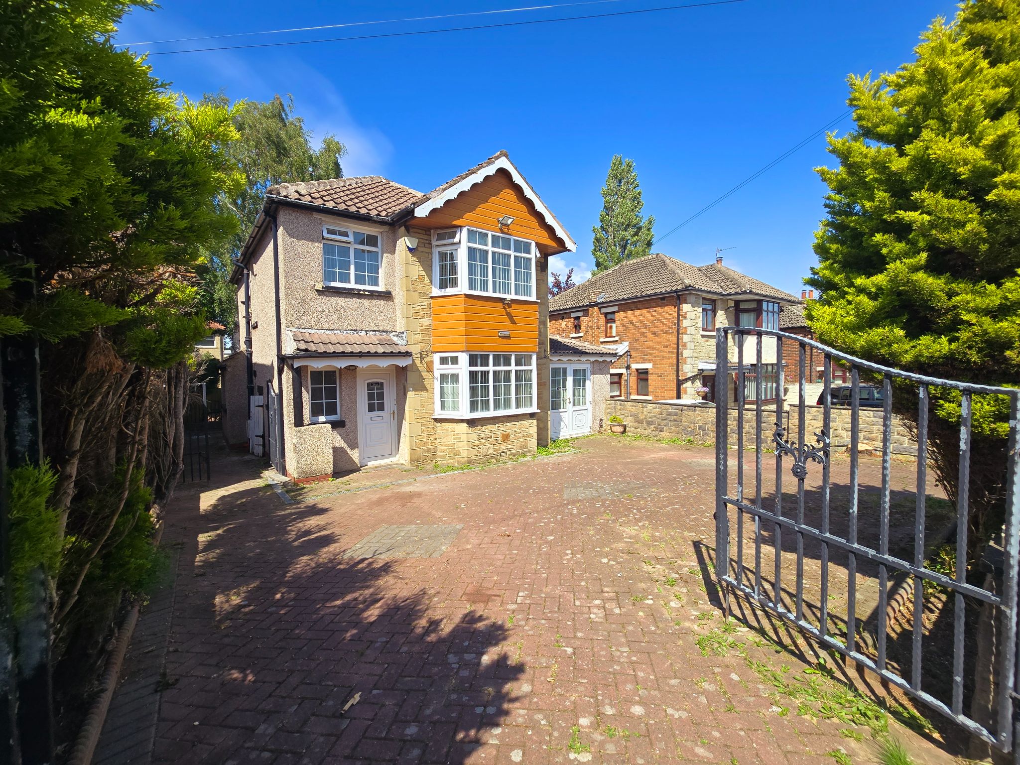 5 bedroom detached house To Let in Bradford - Property photograph.
