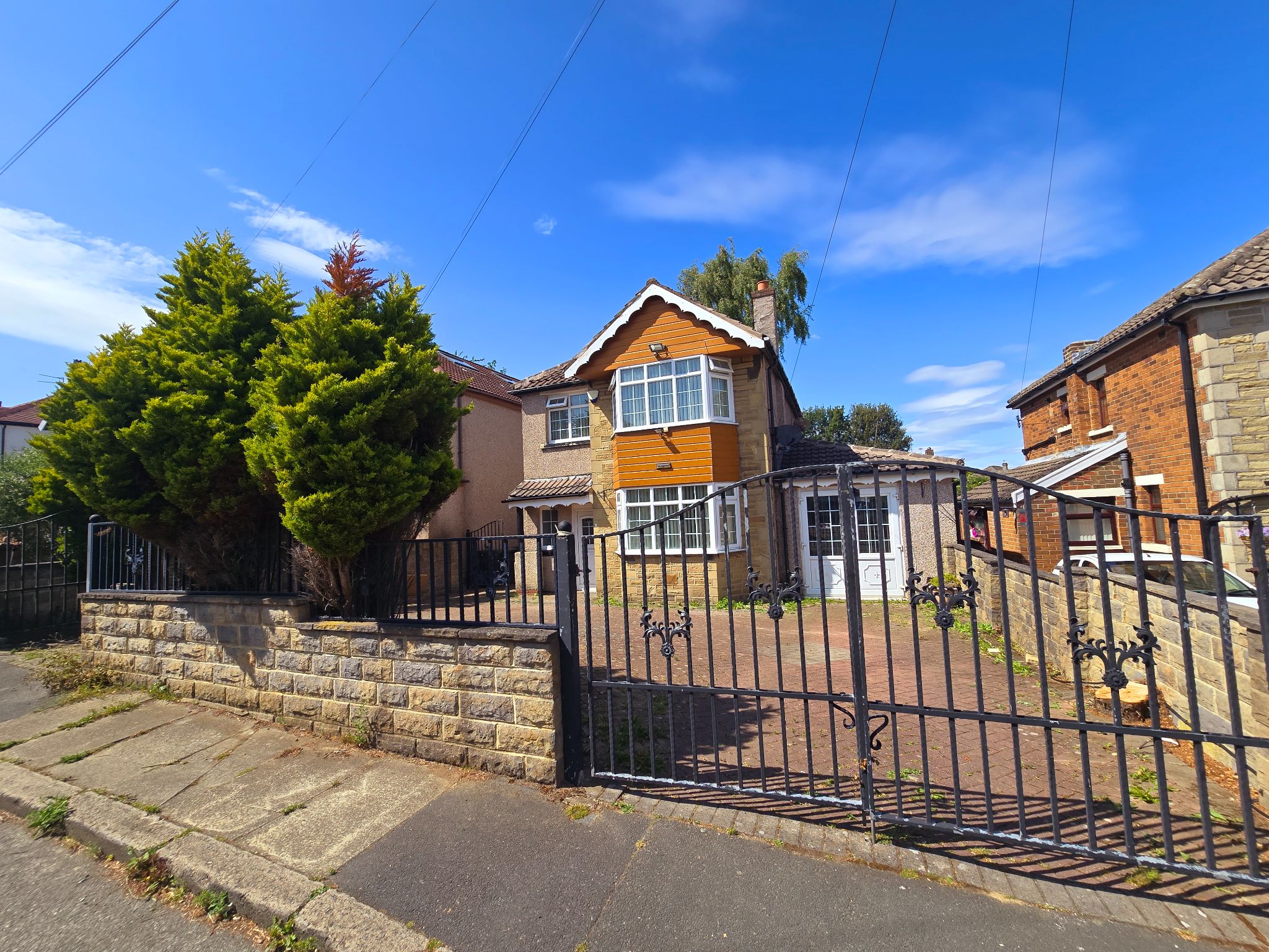 5 bedroom detached house To Let in Bradford - Property photograph.