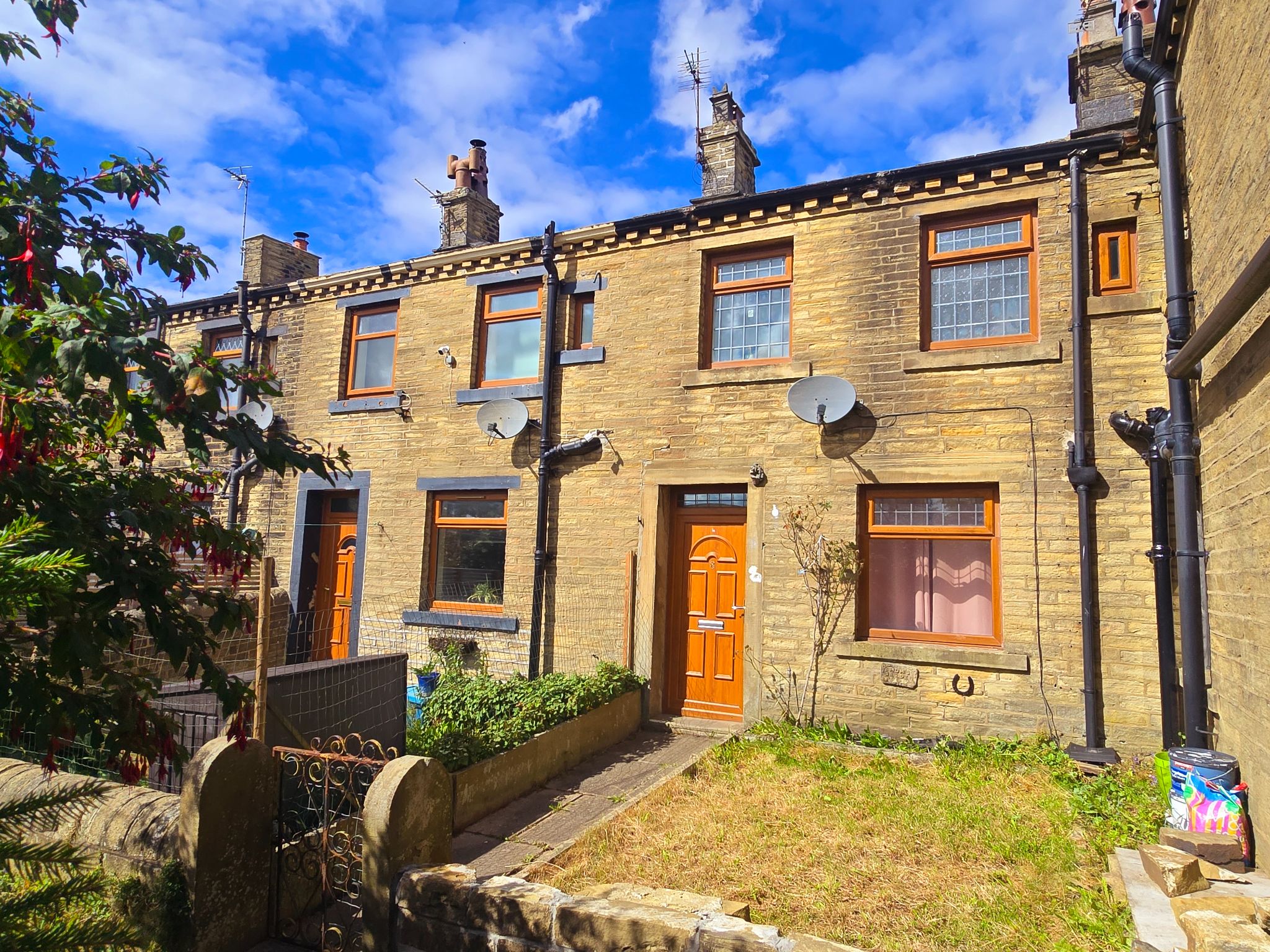 2 bedroom cottage house Let in Bradford - Photograph 1.