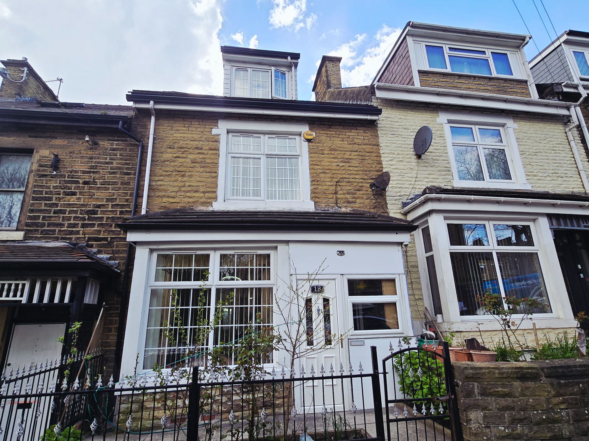 4 bedroom mid terraced house To Let in Bradford - Photograph 4.