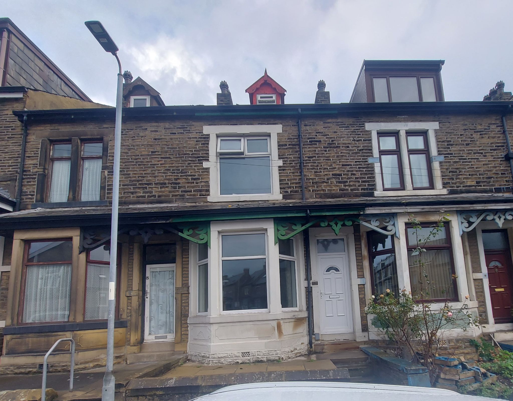 4 bedroom mid terraced house Let in Bradford - Photograph 1.