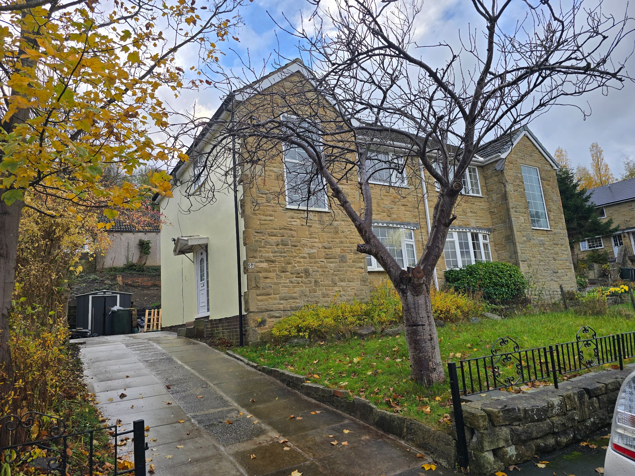 3 bedroom semi-detached house For Sale in Bradford - Property photograph.