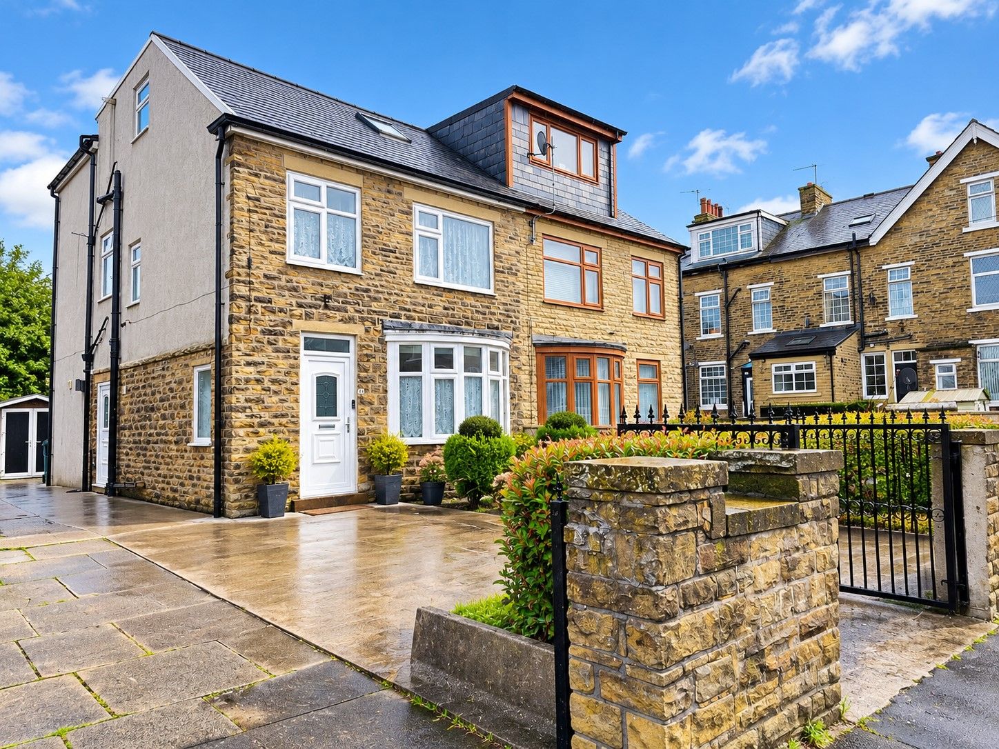 5 bedroom semi-detached house For Sale in Bradford - Photograph 1.
