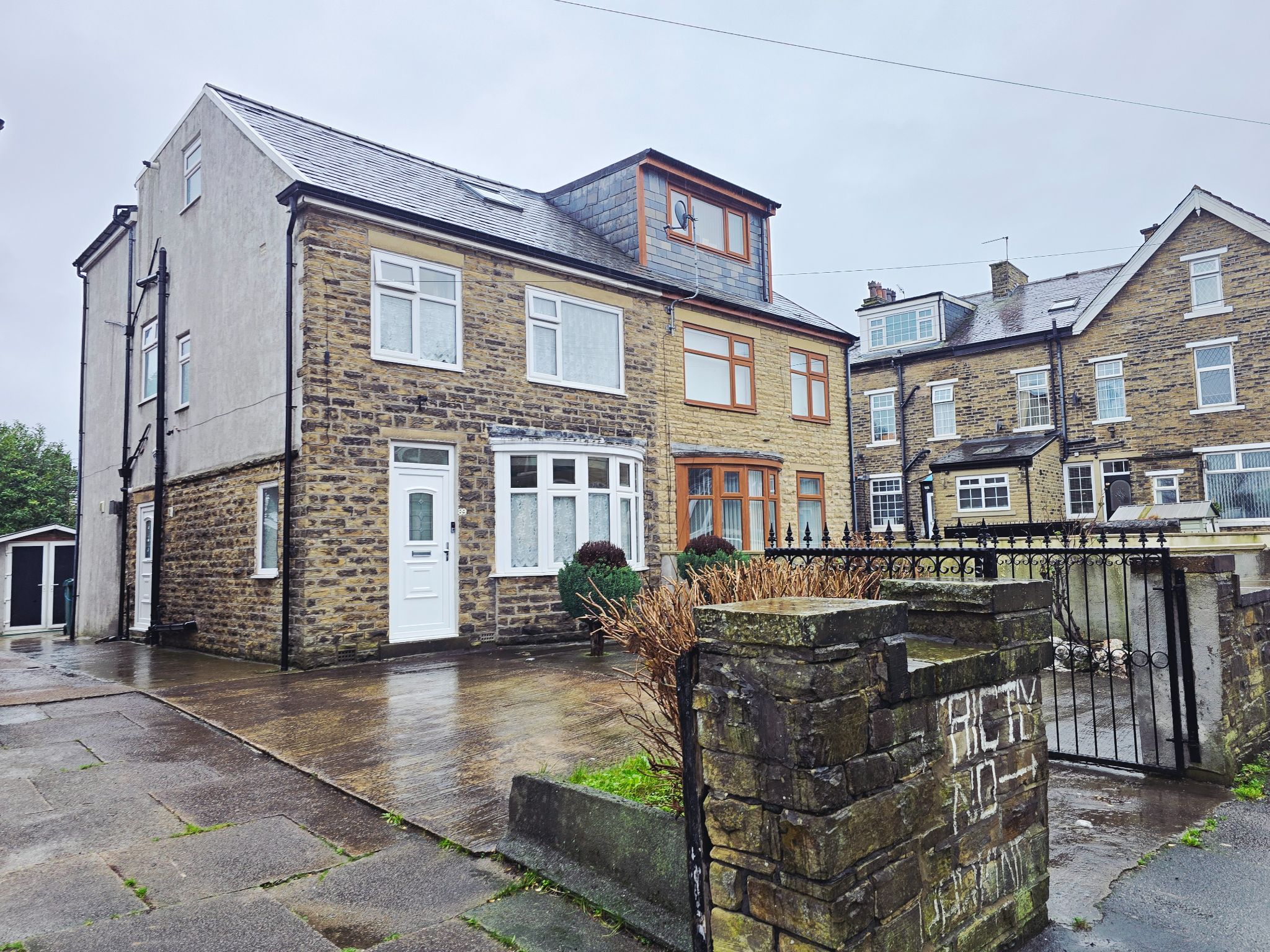 5 bedroom semi-detached house For Sale in Bradford - Photograph 4.