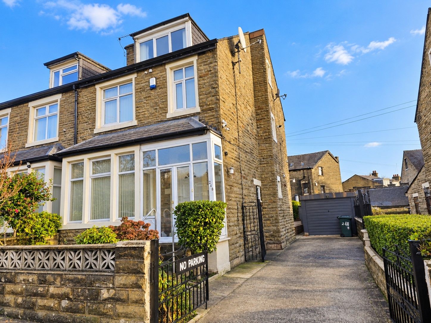 4 bedroom semi-detached house For Sale in Bradford - Photograph 1.
